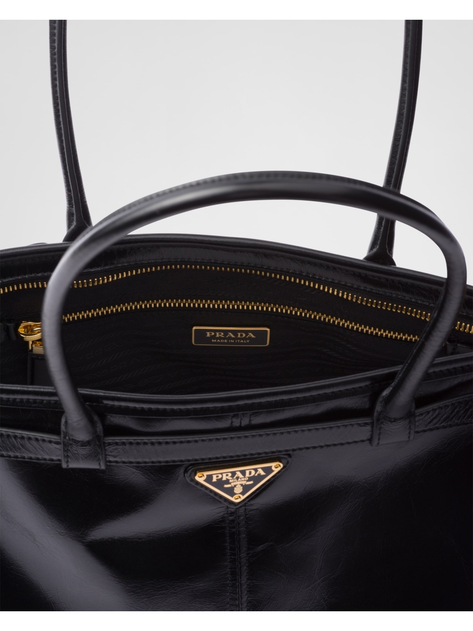 Большая кожаная сумка Prada